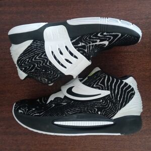 Nike Air Zoom Strobel KD14 Black/White Size 8 Gently Worn Great Condition!